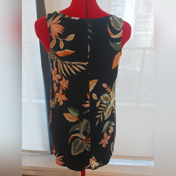 Old Navy small floral black shirt - Picture 2 of 2